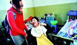 新闻资讯女孩爆料母亲被家暴,母亲遭受长期虐待